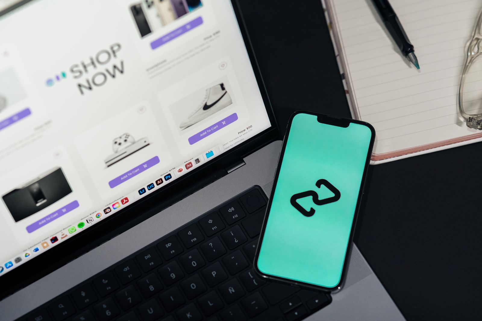 Un smartphone y un portátil uno al lado del otro mostrando una aplicación web