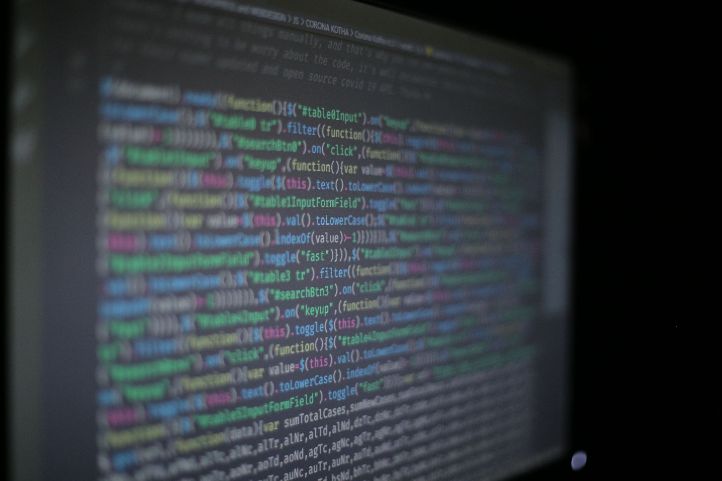 Farbiger JavaScript-Quellcode auf einem dunklen Computermonitor.