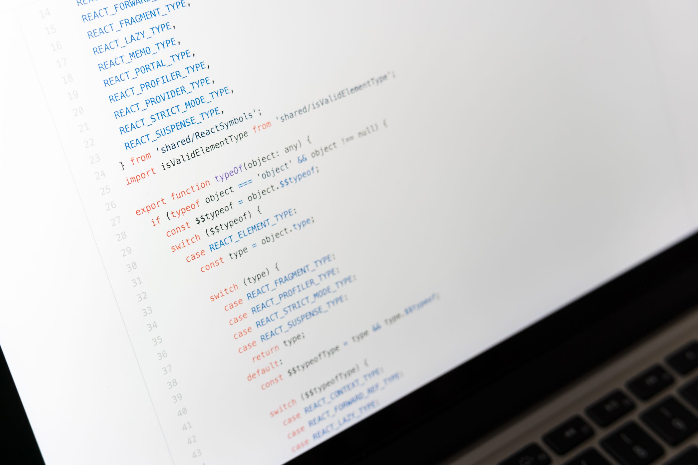 Farbig hervorgehobener Quellcode mit einer TypeScript-artigen Typannotation auf einem Laptop-Bildschirm