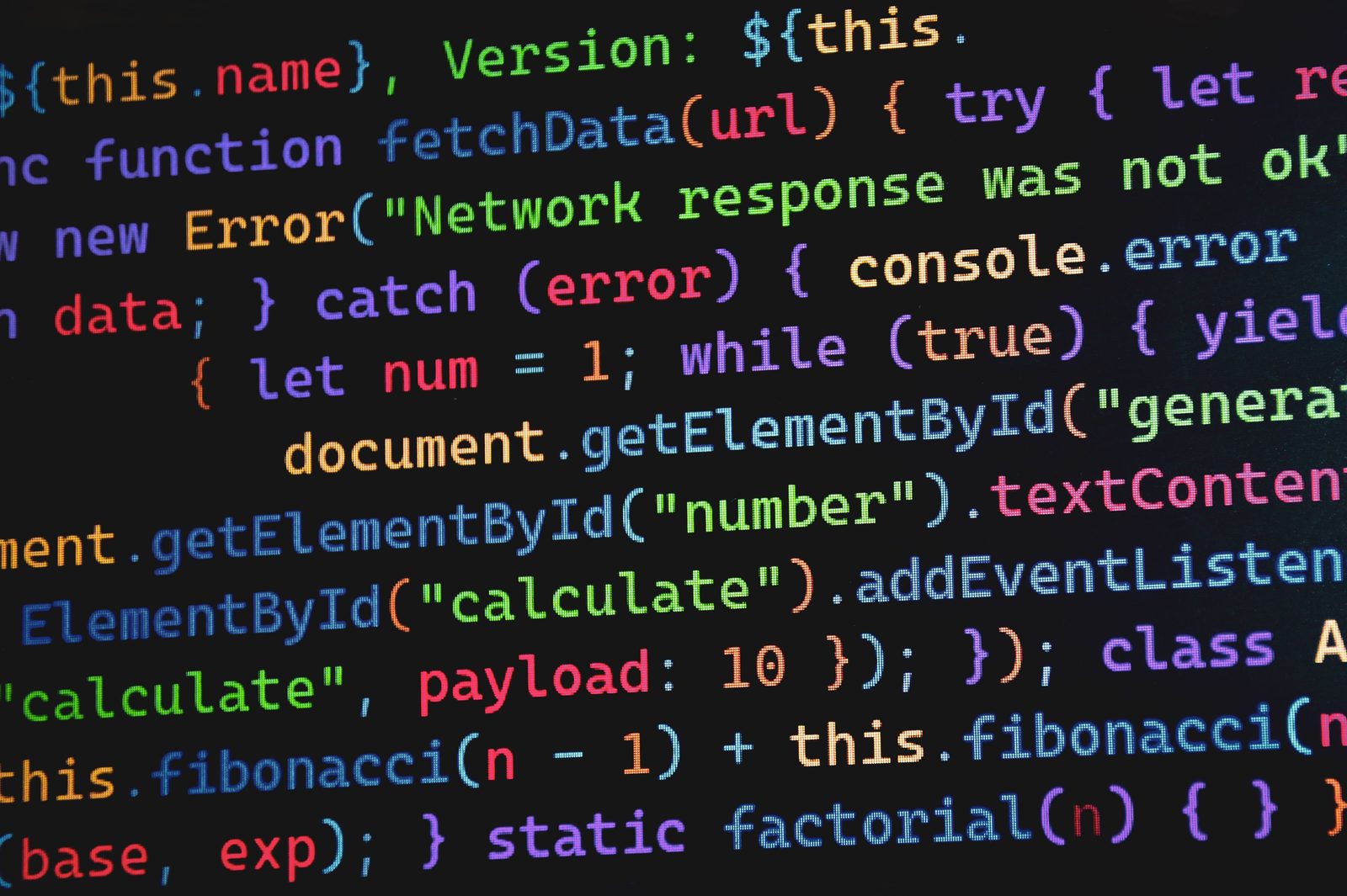 Código-fonte JavaScript num ecrã escuro, com chamadas a addEventListener e getElementById visíveis
