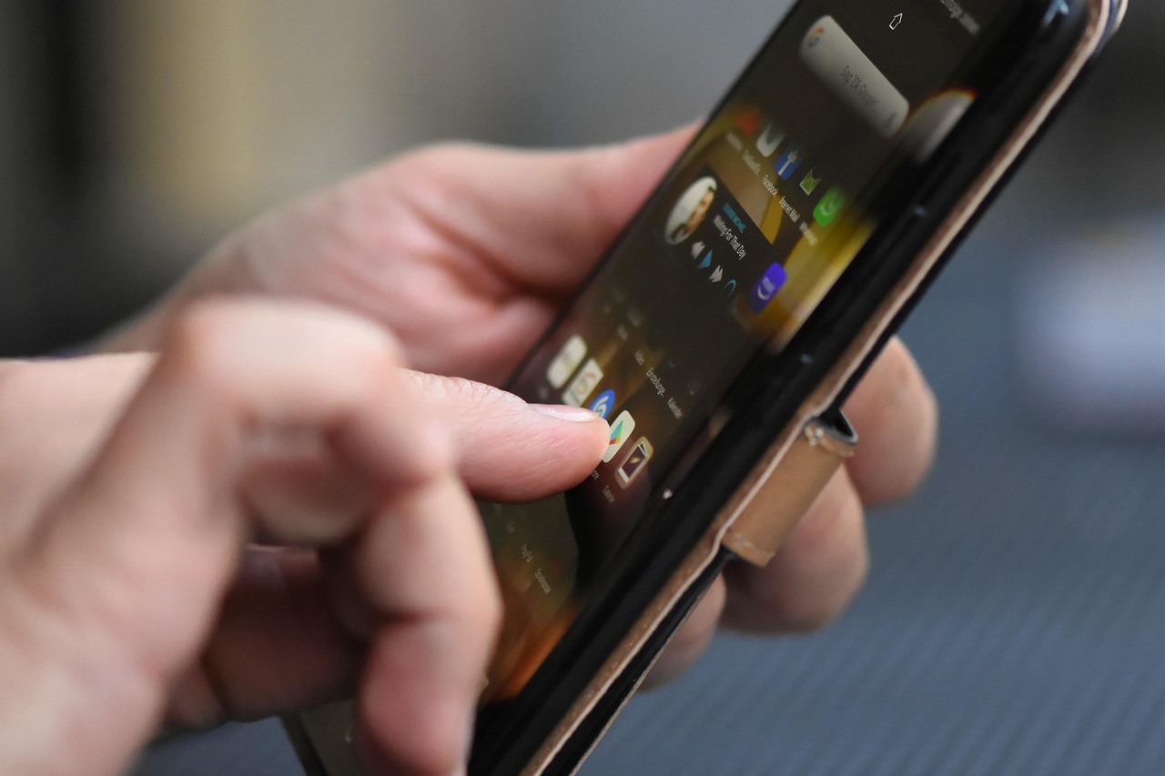 Un dito che tocca lo schermo di uno smartphone, a rappresentare un'interazione dell'utente che l'INP misura